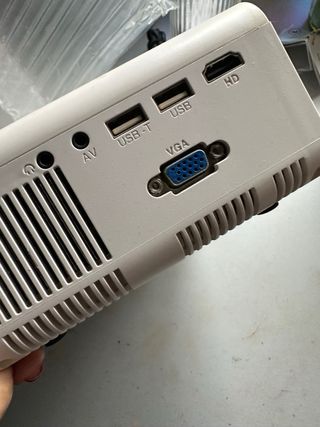 Proyector Portátil Negro y Gris con mando