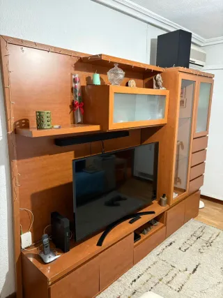 Mueble de salón madera y cristal