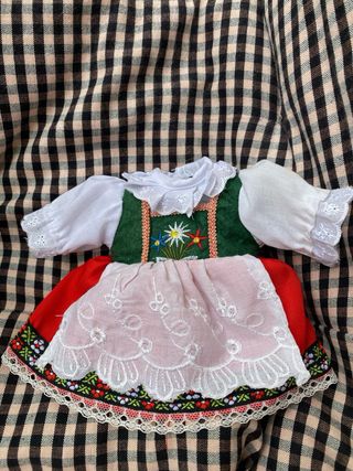 Vestido de muñeca tradicional
