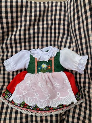 Vestido de muñeca tradicional