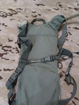 Bolsa de hidratació estilo Camelbak con diseño ACU