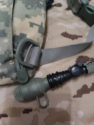 Bolsa de hidratació estilo Camelbak con diseño ACU