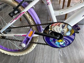 Bicicleta infantil blanca y morada
