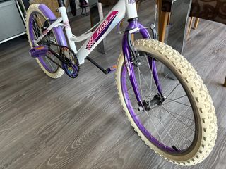 Bicicleta infantil blanca y morada