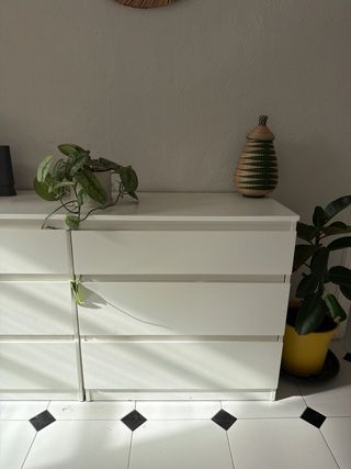 Dos cajoneras/comodas blancas