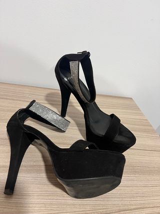 Tacones negros con pedrería