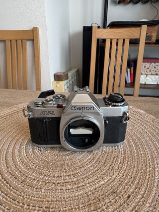 Cámara Canon AV-1 Plata y Negra