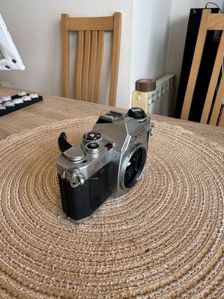 Cámara Canon AV-1 Plata y Negra