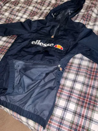 Cazadora Ellesse azul con capucha