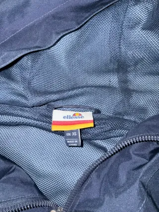 Cazadora Ellesse azul con capucha