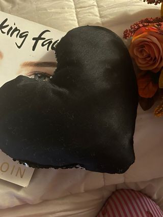 Cuscino a forma di cuore paillettes