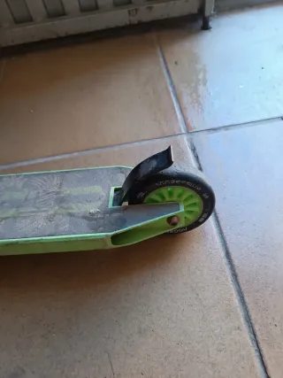 Patinete scooter en perfecto estado. Verde y negro