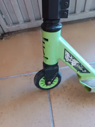 Patinete scooter en perfecto estado. Verde y negro