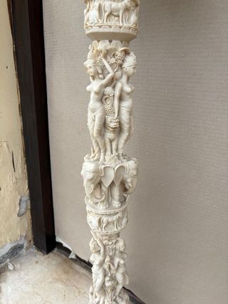 Colonnina antica in ceramica con vaso