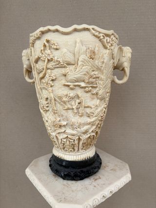 Colonnina antica in ceramica con vaso