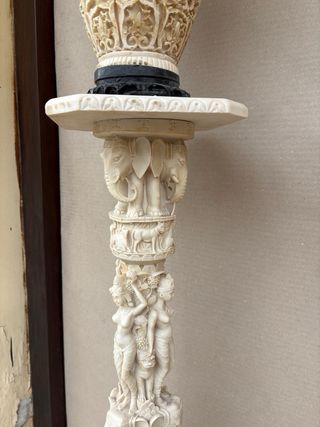 Colonnina antica in ceramica con vaso