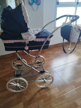 Cochecito de muñecas clásico