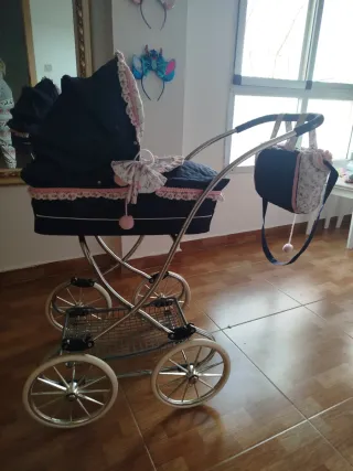 Cochecito de muñecas clásico