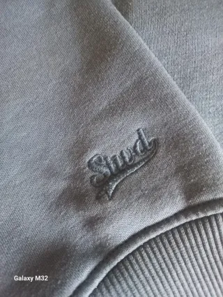 Sudadera azul con capucha y logo