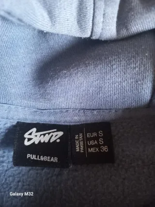 Sudadera azul con capucha y logo