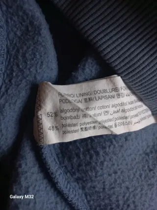 Sudadera azul con capucha y logo