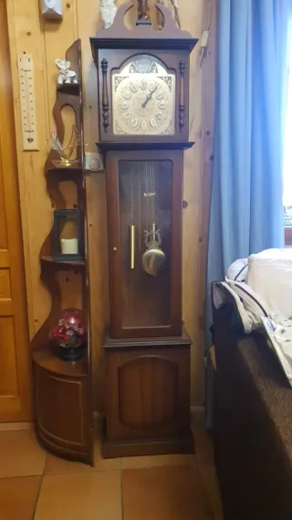 Reloj de pie clásico madera