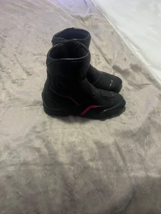 Botas de Motociclista Negras y Rosas