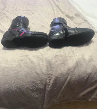 Botas de Motociclista Negras y Rosas