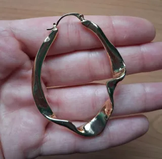 Pendiente aro Mango dorado retorcido