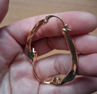 Pendiente aro Mango dorado retorcido