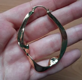 Pendiente aro Mango dorado retorcido