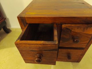 Mueble de madera maciza con 4 cajones