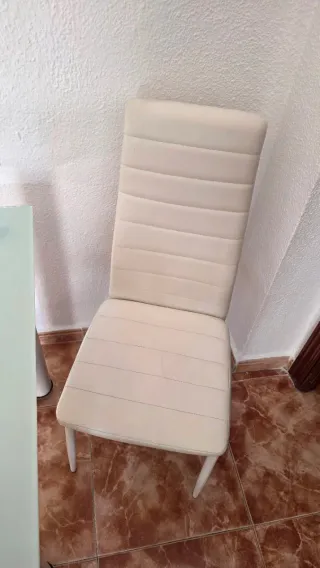 URGE POR MUDANZA! Mesa Comedor + 4 sillas blancas