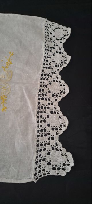 Tovaglie con pizzo e ricamo floreale