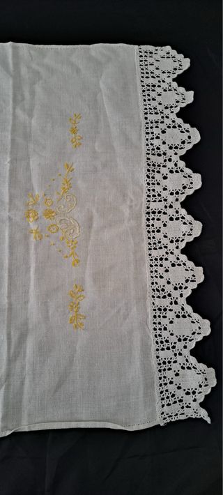 Tovaglie con pizzo e ricamo floreale