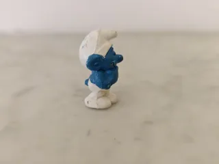 Pitufo tímido figura azul