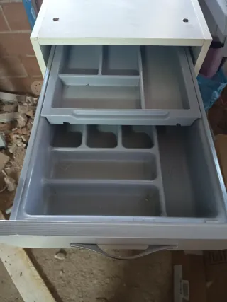 Cajonera metálica gris y blanca