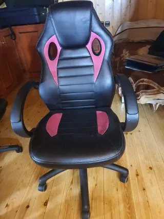 Silla de oficina ergonómica negra y rosa