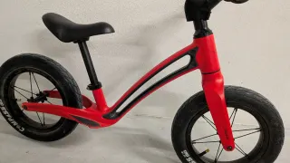 Bicicleta de equilibrio roja