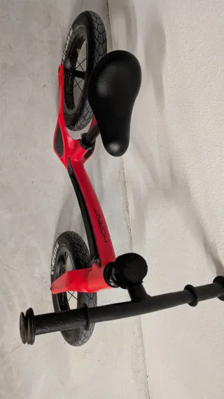 Bicicleta de equilibrio roja