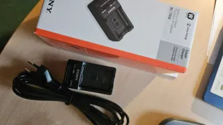 Cargador Sony BC-TRW, nuevo en su caja