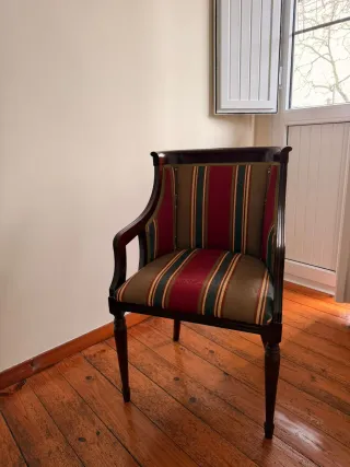 Elegante butaca clásica para dormitorio