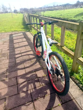 Bicicleta Dirt/Pumptrack Mondraker Blanca y Roja