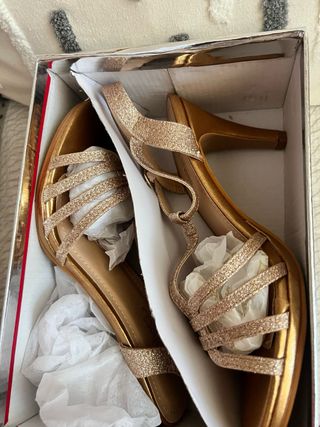 Sandalias doradas con purpurina