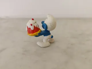 Pitufo comilón con pastel