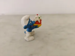 Pitufo comilón con pastel