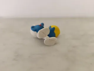 Pitufo comilón con pastel