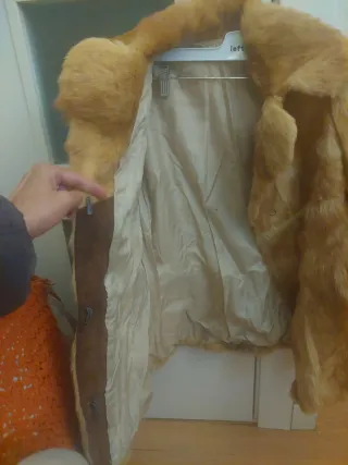 Abrigo marrón de pelo natural zorro