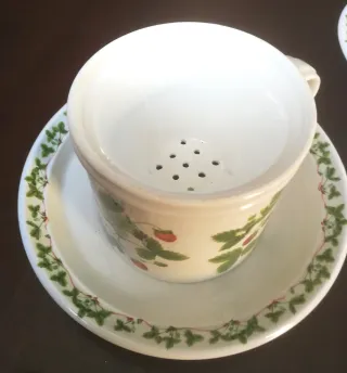 Tazze e piattini in ceramica inglese