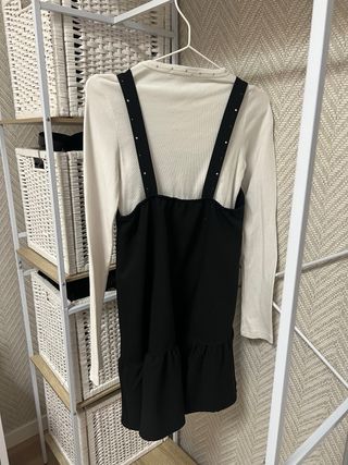 Peto Zara con camiseta y tachuelas